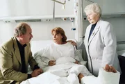 Frau Fröhlich (Susi Nicoletti) ist alles andere als begeistert, ihren Ex-Schwiegersohn (Friedrich von Thun) an Gerdis (Senta Berger) Krankenbett anzutreffen. Frau Fröhlich (Susi Nicoletti) ist alles andere als begeistert, ihren Ex-Schwiegersohn (Friedrich von Thun) an Gerdis (Senta Berger) Krankenbett anzutreffen.