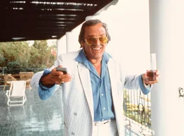 Immer wieder fl&uuml;chtet sich Erwin (Gerhard Polt) in seinem Urlaub in Tagtr&auml;ume. So verfolgt ihn in seinen erotischen Halluzinationen die dunkelh&auml;utige Violetta (Pamela Prati). Er tr&auml;umt von einem aufregenden Rendezvous. Doch was immer seine hitzige Phantasie ihn tr&auml;umen l&auml;&szlig;t, geht auf groteske Weise schief.; Erwin L&ouml;ffler (Gerhard Polt) und seine Frau Irmgard (Gisela Schneeberger) wollten sich doch wenigstens einmal im Urlaub dem Abenteuer "italienische K&uuml;che" stellen. W&auml;re man doch blo&szlig; bei der bew&auml;hrten Schweinshaxe im "Ristorante Schwarzwaldgrotte" geblieben...; Auch Irmgard L&ouml;ffler fl&uuml;chtet sich in erotische Tr&auml;ume mit dem neureichen Herrn Eigenbrodt (Dieter Hildebrandt). Auf einem nahen H&uuml;gel hat er g&uuml;nstig eine Villa erstanden und das "Schn&auml;ppchen" zu einer vollelektronischen gesicherten "Casa Eigenbrodt" umgebaut.