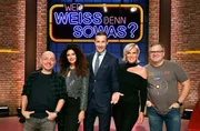 Moderator Kai Pflaume (M.) und seine Rateteam-Kapit&auml;ne Bernhard Ho&euml;cker (l.) und Elton (r.) begr&uuml;&szlig;en in dieser Sendung die beiden &sbquo;ARD Brisant&rsquo;-Moderatorinnen, Fernsehmoderatorin und Journalistin Marwa Eldessouky (2.v.l.) und die Fernsehmoderatorin Kamilla Senjo (2.v.r.).
