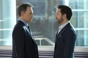 Dr. Randolph Bell (Bruce Greenwood, l.); Gordon Page (Michael Weston, r.) Dr. Randolph Bell (Bruce Greenwood, l.); Gordon Page (Michael Weston, r.)