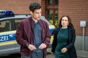 Zwischen Erik Soray (Maximilian Gehrlinger, l.) und seiner Mutter Dr. Dilan Soray (Idil Üner, r.) kommt es zum Streit. Erik fühlt sich von ihr bevormundet. Zwischen Erik Soray (Maximilian Gehrlinger, l.) und seiner Mutter Dr. Dilan Soray (Idil Üner, r.) kommt es zum Streit. Erik fühlt sich von ihr bevormundet.