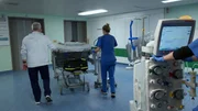 Wegen eines akuten Leberversagens ben&ouml;tigt die 30j&auml;hrige Patientin Nicole dringend ein Spenderorgan. W&auml;hrend Intensivmediziner alles versuchen, um die junge Frau am Leben zu halten, verschlechtert sich ihr Zustand dramatisch. Als das Angebot f&uuml;r ein Organ kommt, m&uuml;ssen die Chirurgen beurteilen, ob Nicole die Operation &uuml;berleben kann. - F&uuml;r die Patientin ist ein Spenderorgan gefunden. Sie wird in den Operationstrakt gebracht.