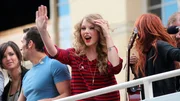Taylor Swift grüßt Fans bei einer Promotion ihres neuen Albums “Speak Now” auf dem Hollywood Boulevard in Los Angeles, 29.10.2010. Taylor Swift grüßt Fans bei einer Promotion ihres neuen Albums “Speak Now” auf dem Hollywood Boulevard in Los Angeles, 29.10.2010.