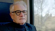 Nicole erwacht nach ihrer dramatischen Lebertransplantation, während sich der Zustand von Lars stetig verschlechtert. Er benötigt nun dringend ein Herz. Susanne spendet Carsten eine Niere und Mario Rosa-Bian ist enttäuscht von der Resonanz seiner Kampagne. Lars‘ Zimmernachbarn Olaf und Jan, Wartepatienten im Paulinenkrankenhaus, erhalten eine schreckliche Nachricht. - Mario-Rosa Bian ist Vorstandsvorsitzender von I.G. Niere-NRW e.V. Nicole erwacht nach ihrer dramatischen Lebertransplantation, während sich der Zustand von Lars stetig verschlechtert. Er benötigt nun dringend ein Herz. Susanne spendet Carsten eine Niere und Mario Rosa-Bian ist enttäuscht von der Resonanz seiner Kampagne. Lars‘ Zimmernachbarn Olaf und Jan, Wartepatienten im Paulinenkrankenhaus, erhalten eine schreckliche Nachricht. - Mario-Rosa Bian ist Vorstandsvorsitzender von I.G. Niere-NRW e.V.