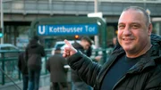 Sie waren Berlins berüchtigtste Gang: die 36 Boys. Ihr Revier: Die Straßen von Kreuzberg. Ihre Waffen: Messer und Knüppel. Sie waren füreinander da, vertrieben Neonazis und lieferten sich Revierkämpfe mit anderen Gangs. Jugendliche im härtesten Kiez West-Berlins der 80er Jahre. Was ist aus ihnen geworden? - Muci Tosun, ehemaliges Mitglied der 36th Boys. Sie waren Berlins berüchtigtste Gang: die 36 Boys. Ihr Revier: Die Straßen von Kreuzberg. Ihre Waffen: Messer und Knüppel. Sie waren füreinander da, vertrieben Neonazis und lieferten sich Revierkämpfe mit anderen Gangs. Jugendliche im härtesten Kiez West-Berlins der 80er Jahre. Was ist aus ihnen geworden? - Muci Tosun, ehemaliges Mitglied der 36th Boys.