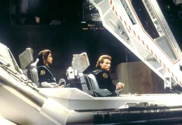 Timecop Max Walker (Jean- Claude van Damme) und seine Partnerin (Gloria Reuben)