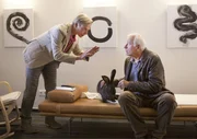 Urban Fuchs (Peter Bongartz, r.) schleppt Hase Klausmann wegen Burnout zu Dr. Axel Dopfer (Hans Piesbergen, l.), dem Psychiater der Toten.