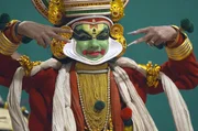 Beim Tanzdrama Kathakali werden durch präzise Bewegungen und Muskelbeherrschung Gottheiten verkörpert. Kathakali gilt als eine der symbolträchtigsten Kunstformen des Landes. Beim Tanzdrama Kathakali werden durch präzise Bewegungen und Muskelbeherrschung Gottheiten verkörpert. Kathakali gilt als eine der symbolträchtigsten Kunstformen des Landes.