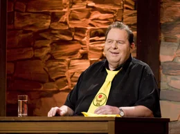 Augenzwinkernd, humorvoll und hintergr&uuml;ndig zeigt sich Ottfried Fischer in seinem Programm "Wo meine Sonne scheint" als Heimatexperte, der in die Abgr&uuml;nde von Gesellschaft und Politik eintaucht.