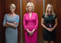 Weil sie die allt&auml;glichen frauenverachtenden Vorg&auml;nge bei Fox News nicht l&auml;nger hinnehmen will, l&auml;sst die entlassene Starmoderatorin Gretchen Carlson (Nicole Kidman, M.) die Bombe platzen und klagt ihren Chef an. Fox-Moderatorin Megyn Kelly (Charlize Theron, l.) und die Newcomerin Kayla Pospisil (Margot Robbie, r.) m&uuml;ssen nun auch Farbe bekennen.