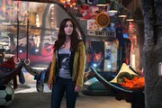Eines Abends beobachtet die Journalistin April O'Neal (Megan Fox), wie eine merkw&uuml;rdige Gestalt einige Mitglieder des die Stadt terrorisierenden "Foot Clans" in die Flucht schl&auml;gt. Sie stellt Nachforschungen an und trifft bald auf vier humanoide Schildkr&ouml;ten ...