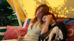 Ina (Anne Ratte-Polle, l.) auf der Hollywoodschaukel mit Tochter Elli (Lea Drinda, r.).