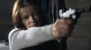 Maggie Kring richtet die Waffe auf ihren eigenen Bruder. Maggie Kring richtet die Waffe auf ihren eigenen Bruder.