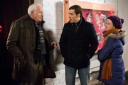 ARD/HEITER BIS T&Ouml;DLICH - FUCHS UND GANS, neue Krimiserie (16 Folgen), Folge 9 "Der Papst kommt". Stefan Fuchs (Tobias van Dieken) ist nicht begeistert, dass Emily Gans (Mira Bartuschek) und sein Vater Urban (Peter Bongartz) sich in seine Ermittlungen im Mordfall Koslowski einmischen.