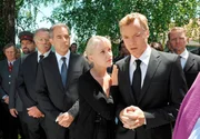Beim Begräbnis von Katharinas Vaters. Im Bild (von links): Josef Wagner, Franz Buchrieser, Florian Fitz, Eva Herzig, Christoph von Friedl. Beim Begräbnis von Katharinas Vaters. Im Bild (von links): Josef Wagner, Franz Buchrieser, Florian Fitz, Eva Herzig, Christoph von Friedl.