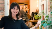 Sie ist Inbegriff des ewigen Berliner Wandels: Die Kastanienallee in Prenzlauer Berg. Einst Arbeiterkiez, dann Boh&egrave;me-Quartier, Szenemeile und internationale Touristen-Attraktion. Fr&uuml;her arm, heute sexy. 950 Meter Gro&szlig;stadt zwischen Hochglanz und Tradition. Der Film portr&auml;tiert die legend&auml;re Berliner Stra&szlig;e anhand der Menschen, die auf ihr leben und arbeiten. - Claire Lachky in ihrem Friseursalon "Vokuhila".