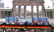 Das Jahr 1987 - Berlin feiert sein 750-jähriges Bestehen. In Kreuzberg kommt es am 1. Mai erstmals zu Krawallen. Und US-Präsident Reagan fordert bei seinem Berlin-Besuch, die Mauer einzureißen. Eine Berlin-Chronik der Superlative: 40 Folgen, Jahr für Jahr erzählt, von 1961, dem Jahr des Mauerbaus, bis zum neuen Jahrtausend 1999, zehn Jahre nach dem Mauerfall. - Ronald Reagan zu Besuch in Berlin - Rede am Brandenburger Tor 'Mr. Gorbatschow - tear down this wall'. Das Jahr 1987 - Berlin feiert sein 750-jähriges Bestehen. In Kreuzberg kommt es am 1. Mai erstmals zu Krawallen. Und US-Präsident Reagan fordert bei seinem Berlin-Besuch, die Mauer einzureißen. Eine Berlin-Chronik der Superlative: 40 Folgen, Jahr für Jahr erzählt, von 1961, dem Jahr des Mauerbaus, bis zum neuen Jahrtausend 1999, zehn Jahre nach dem Mauerfall. - Ronald Reagan zu Besuch in Berlin - Rede am Brandenburger Tor 'Mr. Gorbatschow - tear down this wall'.