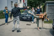 Resi Schwaiger (Mersiha Husagic, r.), Dominik Morgenstern (Joscha Kiefer, M.) und Arthur Bauer (Gerd Silberbauer, 2.v.r.) verhaften Chris Seifert (Karl Schaper, 2.v.l.) im Beisein von Mascha Seifert (Irina Kurbanova, l.). Resi Schwaiger (Mersiha Husagic, r.), Dominik Morgenstern (Joscha Kiefer, M.) und Arthur Bauer (Gerd Silberbauer, 2.v.r.) verhaften Chris Seifert (Karl Schaper, 2.v.l.) im Beisein von Mascha Seifert (Irina Kurbanova, l.).
