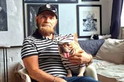 Roberto Novo aus New York City mit seinem geklonten Hund Machitwo
