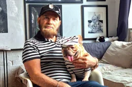 Roberto Novo aus New York City mit seinem geklonten Hund Machitwo