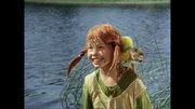 Der kleine Affe Herr Nilsson scheint heilfroh, dass seine Pippi (Inger Nilsson) ihn wohlbehalten aus dem Wasser gerettet hat.