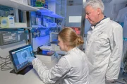 Der Stammzellforscher Oliver Br&uuml;stle forscht mit iPS-Zellen (induzierte pluripotente Stammzellen) &ndash; ein Verfahren mit k&uuml;nstlich reprogrammierten Zellen, ohne menschliche embryonale Stammzellen.