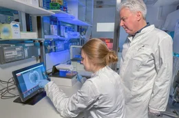 Der Stammzellforscher Oliver Br&uuml;stle forscht mit iPS-Zellen (induzierte pluripotente Stammzellen) &ndash; ein Verfahren mit k&uuml;nstlich reprogrammierten Zellen, ohne menschliche embryonale Stammzellen.