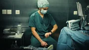 Wegen eines akuten Leberversagens ben&ouml;tigt die 30j&auml;hrige Patientin Nicole dringend ein Spenderorgan. W&auml;hrend Intensivmediziner alles versuchen, um die junge Frau am Leben zu halten, verschlechtert sich ihr Zustand dramatisch. Als das Angebot f&uuml;r ein Organ kommt, m&uuml;ssen die Chirurgen beurteilen, ob Nicole die Operation &uuml;berleben kann. W&auml;hrend einer Lebertransplantation an der Berliner Charit&eacute;.