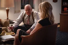 Megyn Kelly (Charlize Theron) wei&szlig; aus eigener Erfahrung, dass sie bei einem Vieraugengespr&auml;ch mit ihrem Chef Roger Ailes (John Lithgow), zumal in dessen B&uuml;ro, auf der Hut sein muss.
