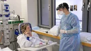 Es motiviert das ganze Team der Intensivstation 43, wenn sich Covid-Patienten trotz schlechter Prognose zurück ins Leben kämpfen. Für die Patienten ist es ein langer Weg: Atmen, Sprechen, Laufen - sie müssen neu erlernen, was selbstverständlich scheint. An ihrer Seite stehen das Behandlungsteam und ihre Angehörigen - eine Schicksalsgemeinschaft, die gemeinsam den Hürden der Heilung trotzt. - Oberarzt Daniel Zickler arbeitet in der Station 43 der Charité. Es motiviert das ganze Team der Intensivstation 43, wenn sich Covid-Patienten trotz schlechter Prognose zurück ins Leben kämpfen. Für die Patienten ist es ein langer Weg: Atmen, Sprechen, Laufen - sie müssen neu erlernen, was selbstverständlich scheint. An ihrer Seite stehen das Behandlungsteam und ihre Angehörigen - eine Schicksalsgemeinschaft, die gemeinsam den Hürden der Heilung trotzt. - Oberarzt Daniel Zickler arbeitet in der Station 43 der Charité.
