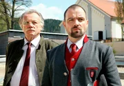 Katharina Lenz ist die neue Gestütsleiterin von Piber; Obergestütsmeister Wagner (Jürgen Maurer, r.) zeigt sich wenig erfreut. Der Aufsichtsratsvorsitzende Baron Peter Gradenberg (l.) weiß nicht, was er davon halten soll. Katharina Lenz ist die neue Gestütsleiterin von Piber; Obergestütsmeister Wagner (Jürgen Maurer, r.) zeigt sich wenig erfreut. Der Aufsichtsratsvorsitzende Baron Peter Gradenberg (l.) weiß nicht, was er davon halten soll.
