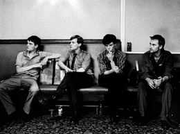 rbb Fernsehen CONTROL, Spielfilm Gro&szlig;britannien/USA/Australien/Japan 2007, am Samstag (01.01.11) um 00:30 Uhr. Noch tr&auml;umt die Band "Joy Division" vom gro&szlig;en Durchbruch - bald k&uuml;ndigt er sich an. Von links: S&auml;nger Ian Curtis (Sam Riley), Gitarrist Bernard Sumner (James Anthony Pearson), Schlagzeuger Steve Morris (Harry Treadaway) und Bassist Peter "Hooky" Hook (Joe Anderson).