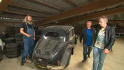 Günther Lamers (rechts) und Partner Rudi Kuschel (Mitte) besichtigen den Oldtimer von Tinus Broecker. Günther Lamers (rechts) und Partner Rudi Kuschel (Mitte) besichtigen den Oldtimer von Tinus Broecker.
