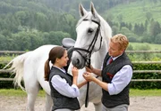 Katharina Lenz hat es geschafft: Sie ist die neue Gestütsleiterin von Piber. Im Bild: Karl Lenz (Christoph von Friedl, r.) und Stallgehilfin Maria Schachner (Jennifer Newrkla, l.). Katharina Lenz hat es geschafft: Sie ist die neue Gestütsleiterin von Piber. Im Bild: Karl Lenz (Christoph von Friedl, r.) und Stallgehilfin Maria Schachner (Jennifer Newrkla, l.).