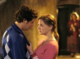 Die Deutsche Sara (Theresa Scholze) und der Italiener Marco (Mirko Lang) verbindet eine leidenschaftliche Liebe.