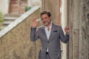 Sylvia freut sich &uuml;ber das Wiedersehen mit Dimitri Pavlenko (Enrique Arce), den sie aus ihrer Zeit beim britischen Geheimdienst kennt.