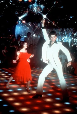 Wenn er in der Disco auf der Tanzfl&auml;che seine Show abzieht, liegen ihm die M&auml;dchen zu F&uuml;&szlig;en: John Travolta als Tony Manero mit Karen Lynn Gorney als Silvia