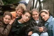 Die Süderhof-Kinder von links: Molle (Cora Sabrina Grimm), Bimbo (Friederike Hallermann), Dany (Philipp Huth), Ben (Tim Küchler) und Peggy (Thea Frank) sind beunruhigt. Sonja Brendel (Sabine Kaack) ist nur noch selten zu Hause. Die Süderhof-Kinder von links: Molle (Cora Sabrina Grimm), Bimbo (Friederike Hallermann), Dany (Philipp Huth), Ben (Tim Küchler) und Peggy (Thea Frank) sind beunruhigt. Sonja Brendel (Sabine Kaack) ist nur noch selten zu Hause.