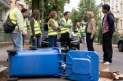 Seit in der Berliner Vorstadt randaliert wird, hat sich eine Nachbarschafts&uuml;berwachung rund um Astrid Brandt (Hanna J&uuml;rgens, 4.v.l.) und Ralf Feldmann (Christian Schmidt, 3.v.r.) gebildet. Tamara Meurer (Anja Pahl, 2.v.r.) und Samir Amari (Skandar Amini, r.) machen der Gruppe klar, dass die Polizei ab jetzt &uuml;bernimmt. (Komparsen im Bild)