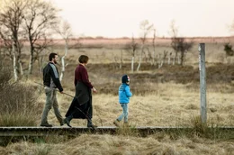 Marta (Susanne Wolff, Mi.) folgt Valmir (Florist Bajgora, li.) und Nathan (Elia Gezer, re.) bei einem Spaziergang durch den angrenzenden Wald.