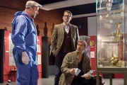 Dr. Henning Strahl (Christoph Tomanek, l.), Lars (Ingo Naujoks, M.) und Finn (Sven Martinek, r.) sichern die Spuren des Einbruchs in das L&uuml;becker Hansemuseum.