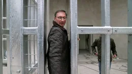 Andreas Knieriem, Direktor Tierpark Berlin, inspiziert die Baustelle der Elefantenanlage.