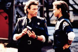 Die Polizisten Max (Jean-Claude Van Damme) und Sarah Fielding (Gloria Reuben) reisen ins Jahr 1994. Dort sollen sie einem korrupten Senator das Handwerk legen.