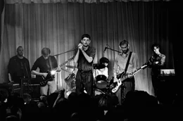 Der Band "Joy Division" gelingt die Kombination depressiv-melancholischer Texte mit energiegeladener, kraftvoller Musik. Die 4 Musiker von links: Gitarrist Bernard Sumner (James Anthony Pearson), S&auml;nger Ian Curtis (Sam Riley), Schlagzeuger Steve Morris (Harry Treadaway) und Bassist Peter 'Hooky' Hook (Joe Anderson).