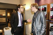 Seit Philip (Philipp Romann, r.) gleichberechtigter Hotelmanager ist, sucht er fieberhaft nach einer Möglichkeit, um seinem Bruder Mark (Arne Stephan, l.) einen Fehler nachzuweisen. Seine akribische Recherche trägt erste Früchte, als er herausfindet, dass sich Mark aus Geldnot am hoteleigenen Weinkeller bedient hat ... Seit Philip (Philipp Romann, r.) gleichberechtigter Hotelmanager ist, sucht er fieberhaft nach einer Möglichkeit, um seinem Bruder Mark (Arne Stephan, l.) einen Fehler nachzuweisen. Seine akribische Recherche trägt erste Früchte, als er herausfindet, dass sich Mark aus Geldnot am hoteleigenen Weinkeller bedient hat ...