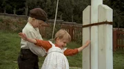 Michel (Jan Ohlsson) will Klein-Ida (Lena Wisborg) an der Fahnenstange bis ganz nach oben ziehen. Sie m&ouml;chte Mariannelund von ganz oben sehen.