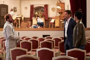 Da Polizeihauptmeister Mohr noch nicht am Tatort eingetroffen ist, informiert ein Spurensicherer (Alexander Vitzthum, l.) die Kommissare Hansen (Igor Jeftic, 2.v.r.) und Kaya (Baran Hêvî, r.) über die ersten Untersuchungsergebnisse. Da Polizeihauptmeister Mohr noch nicht am Tatort eingetroffen ist, informiert ein Spurensicherer (Alexander Vitzthum, l.) die Kommissare Hansen (Igor Jeftic, 2.v.r.) und Kaya (Baran Hêvî, r.) über die ersten Untersuchungsergebnisse.