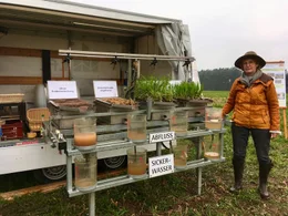 Auf einem Acker in Flachslanden: Gudrun Riedel, Gew&auml;sserschutzberaterin vom Amt f&uuml;r Ern&auml;hrung, Landwirtschaft und Forsten, vor dem Regensimulator mit vier verschiedenen Bodenproben.