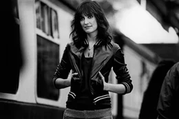 Ians Geliebte, Annik (Alexandra Maria Lara), erwartet   ihn am Bahnsteig.