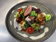 Die Hauptspeise vom Restaurant Hardthaus in Kraiburg: Rehfilet mit Romanesco, wildem Brokkoli, Ravioli und Pastinakencreme. Die Hauptspeise vom Restaurant Hardthaus in Kraiburg: Rehfilet mit Romanesco, wildem Brokkoli, Ravioli und Pastinakencreme.